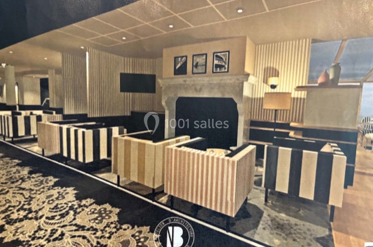 Espace lounge avec fauteuils rayés, cheminée centrale, tapis à motifs et éclairage tamisé dans un cadre élégant.