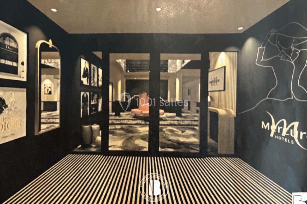 Vue d'un hall d'hôtel moderne avec murs décorés, sol rayé et portes vitrées donnant sur un espace lumineux.