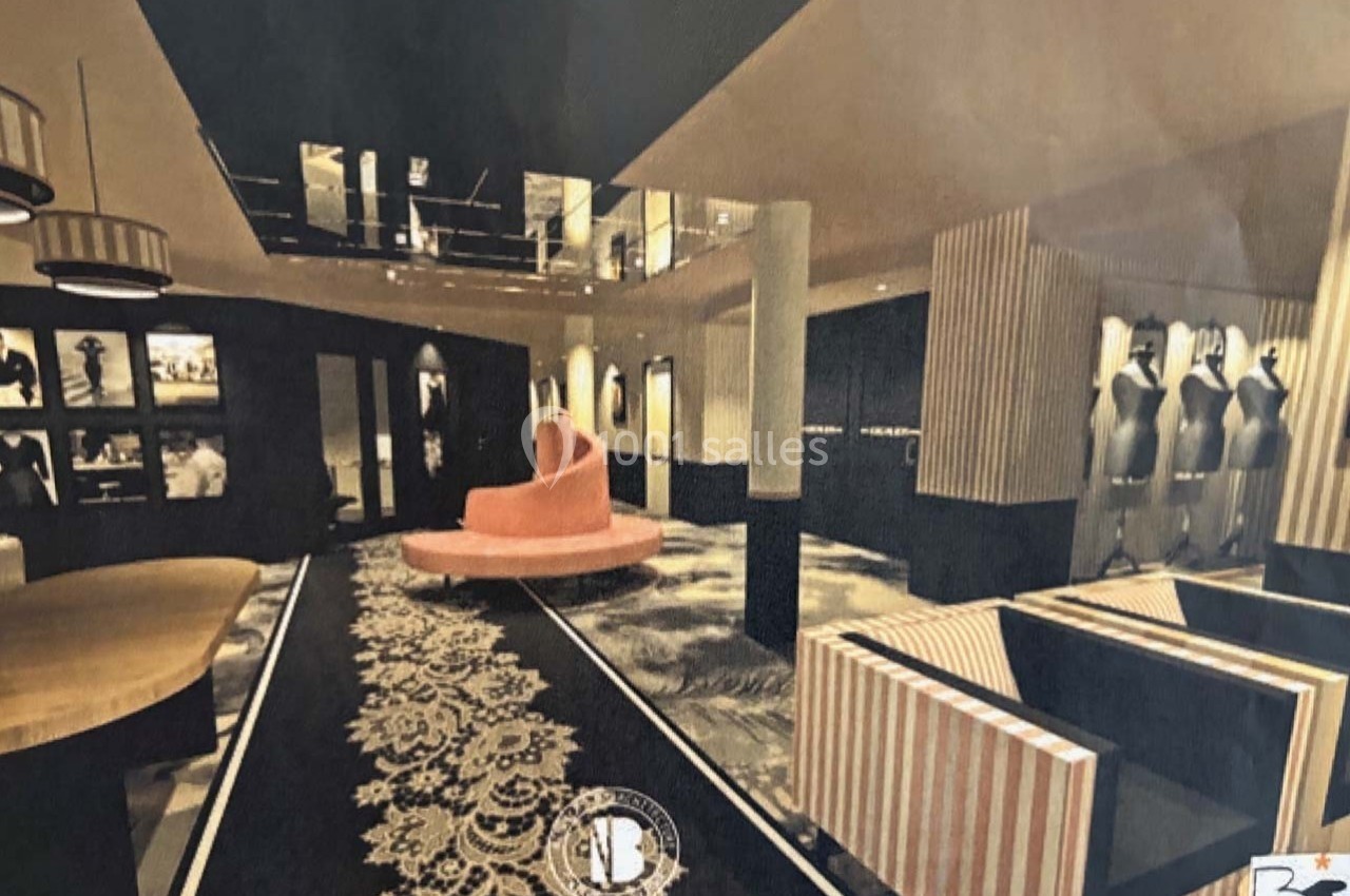 Intérieur d'un espace élégant avec mobilier design, tapis à motifs, mannequins et éclairage tamisé.
