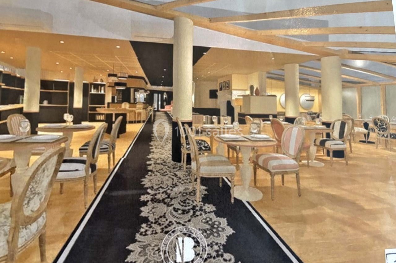 Salle de restaurant élégante avec tables et chaises variées, tapis central noir à motifs, éclairage chaleureux.