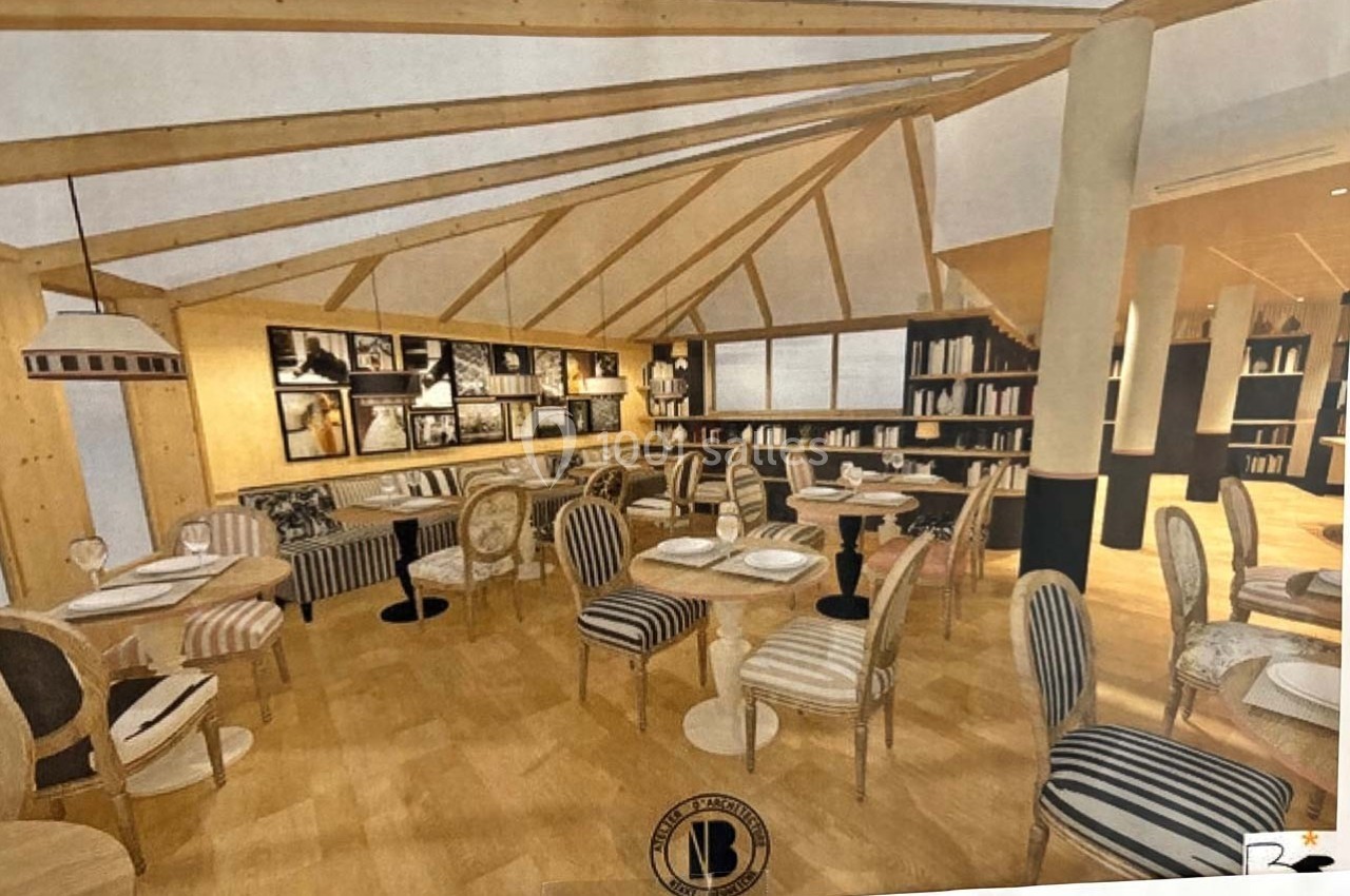 Salle de restaurant lumineuse avec tables dressées, chaises variées et décoration en bois clair et noir.