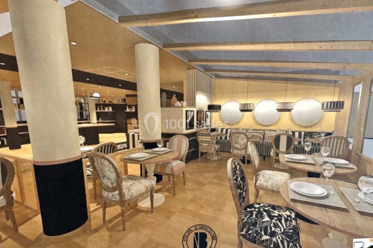 Salle de restaurant élégante avec tables dressées, chaises variées et décoration intérieure moderne en bois clair.