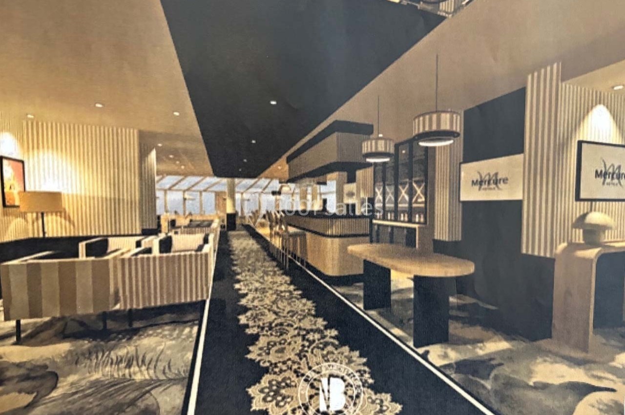 Vue intérieure d'un espace élégant avec mobilier moderne, tapis central, éclairage suspendu et grandes baies vitrées.