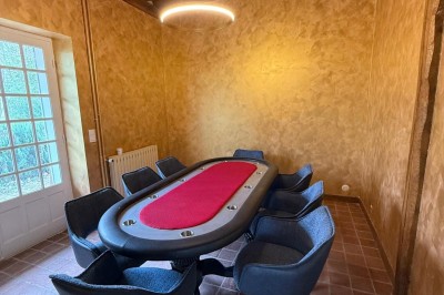 Escalier en bois avec rambarde, dans un intérieur aux murs blancs texturés et sol en carrelage.