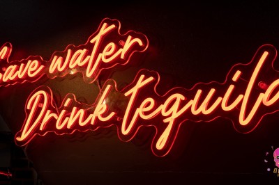 Autocollants colorés de motifs mexicains sur une porte vitrée, avec un crâne rose et l'inscription ’El Cartel Pigalle’.