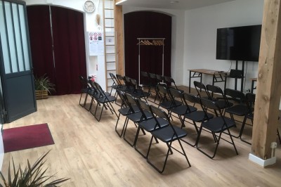 Cuisine moderne avec évier, machine à café automatique, bouilloire et étagères murales décorées.