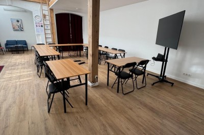 Cuisine moderne avec évier, machine à café automatique, bouilloire et étagères murales décorées.