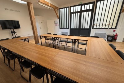 Cuisine moderne avec évier, machine à café automatique, bouilloire et étagères murales décorées.