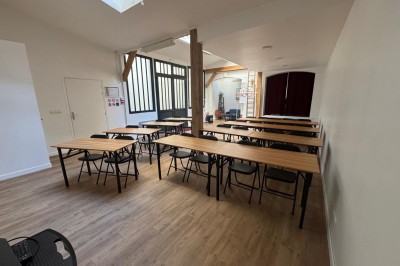 Cuisine moderne avec évier, machine à café automatique, bouilloire et étagères murales décorées.