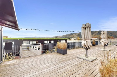 Miniature Location salle Tain-l'Hermitage (Drôme) - La Péniche #14 Terrasse en bois avec tables et chaises pliantes roses sous de grands parasols, entourée de plantes vertes.