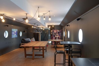 Miniature Location salle Tain-l'Hermitage (Drôme) - La Péniche #22 Terrasse en bois avec tables et chaises pliantes roses sous de grands parasols, entourée de plantes vertes.