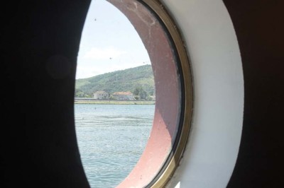 Miniature Location salle Tain-l'Hermitage (Drôme) - La Péniche #42 Terrasse en bois avec tables et chaises pliantes roses sous de grands parasols, entourée de plantes vertes.
