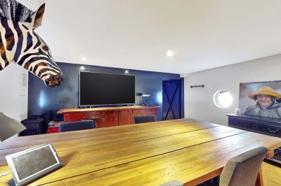 Miniature Location salle Tain-l'Hermitage (Drôme) - La Péniche #9 Terrasse ensoleillée avec tables et chaises pliantes roses sous de grands parasols, entourée de plantes vertes.