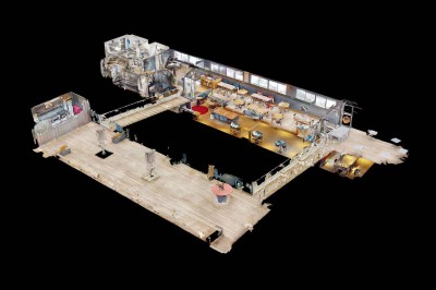 Miniature Location salle Tain-l'Hermitage (Drôme) - La Péniche #10 Terrasse ensoleillée avec tables et chaises pliantes roses sous de grands parasols, entourée de plantes vertes.