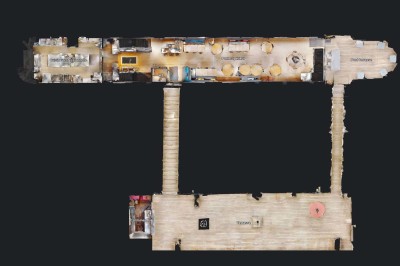 Miniature Location salle Tain-l'Hermitage (Drôme) - La Péniche #12 Terrasse ensoleillée avec tables et chaises pliantes roses sous de grands parasols, entourée de plantes vertes.