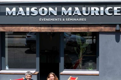 Vue aérienne d'un fleuve traversé par un pont, entouré de zones industrielles et d'infrastructures portuaires.