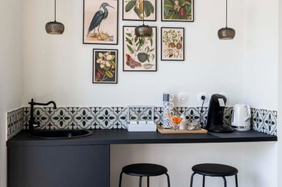 Vue aérienne d'un fleuve traversé par un pont, entouré de zones industrielles et d'infrastructures portuaires.