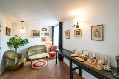 Vue aérienne d'un fleuve traversé par un pont, entouré de zones industrielles et d'infrastructures portuaires.