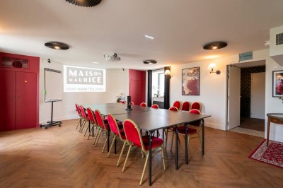 Vue aérienne d'un fleuve traversé par un pont, entouré de zones industrielles et d'infrastructures portuaires.