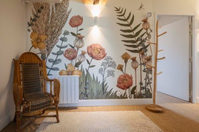 Vue aérienne d'un fleuve traversé par un pont, entouré de zones industrielles et d'infrastructures portuaires.