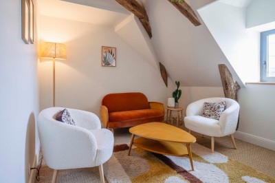 Vue aérienne d'un fleuve traversé par un pont, entouré de zones industrielles et d'infrastructures portuaires.