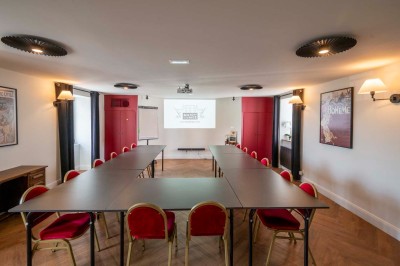 Vue aérienne d'un fleuve traversé par un pont, entouré de zones industrielles et d'infrastructures portuaires.