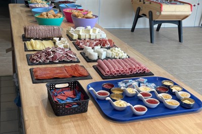 Cuisine professionnelle équipée d'un four à double étage, de deux friteuses et de plans de travail en inox.