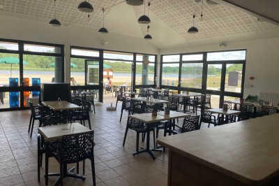 Équipements de cuisine professionnelle comprenant un four à double compartiment et deux friteuses sur un plan de travail en…