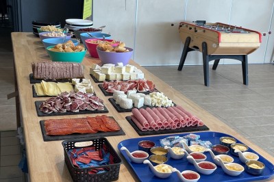 Équipements de cuisine professionnelle comprenant un four à double compartiment et deux friteuses sur un plan de travail en…