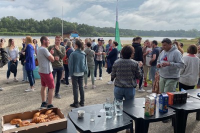 Équipements de cuisine professionnelle comprenant un four à double compartiment et deux friteuses sur un plan de travail en…