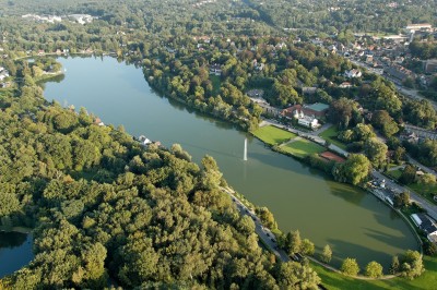 Miniature Location salle Rixensart (Brabant wallon) - Martin's Château du Lac #4 Femme allongée recevant un soin du visage avec un bandeau blanc, une personne nettoie sa peau avec des cotons.