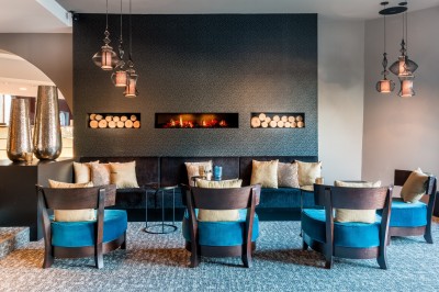 Miniature Location salle Rixensart (Brabant wallon) - Martin's Château du Lac #9 Femme allongée recevant un soin du visage avec un bandeau blanc, une personne nettoie sa peau avec des cotons.