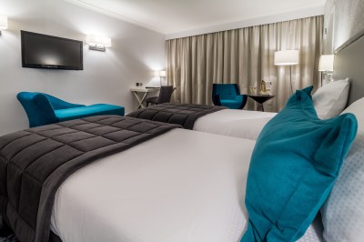 Miniature Location salle Rixensart (Brabant wallon) - Martin's Château du Lac #10 Femme allongée recevant un soin du visage avec un bandeau blanc, une personne nettoie sa peau avec des cotons.