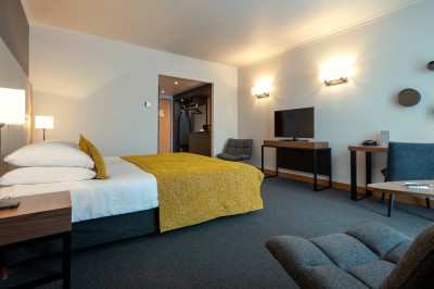 Miniature Location salle Rixensart (Brabant wallon) - Martin's Château du Lac #11 Femme allongée recevant un soin du visage avec un bandeau blanc, une personne nettoie sa peau avec des cotons.