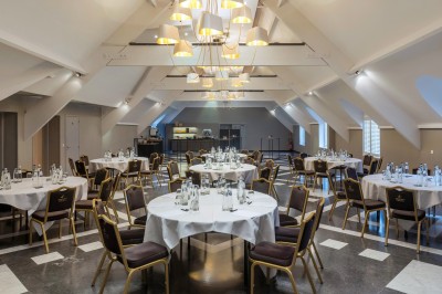 Miniature Location salle Rixensart (Brabant wallon) - Martin's Château du Lac #3 Femme allongée recevant un soin du visage avec un bandeau blanc, une personne nettoie sa peau avec des cotons.