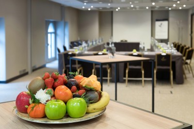Miniature Location salle Rixensart (Brabant wallon) - Martin's Château du Lac #13 Femme allongée recevant un soin du visage avec un bandeau blanc, une personne nettoie sa peau avec des cotons.