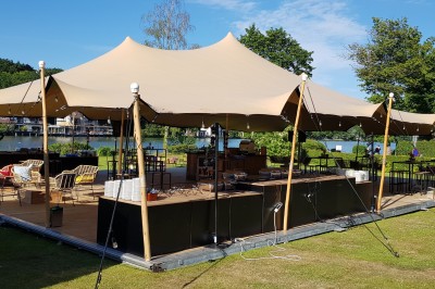 Miniature Location salle Rixensart (Brabant wallon) - Martin's Château du Lac #14 Femme allongée recevant un soin du visage avec un bandeau blanc, une personne nettoie sa peau avec des cotons.
