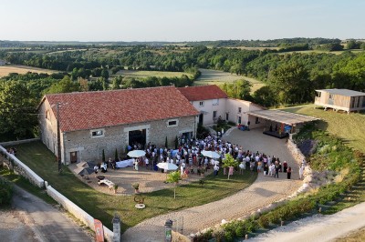 Trancheuse rouge en action avec des tranches de jambon déposées sur une table, vue partielle d'un enfant au premier plan.