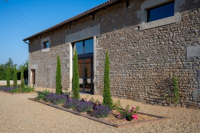 Miniature Location salle Bioussac (Charente) - Le Domaine de la Riche #11 Trancheuse rouge en action avec des tranches de jambon déposées sur une table, vue partielle d'un enfant au premier plan.