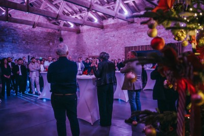 Miniature Location salle Bioussac (Charente) - Le Domaine de la Riche #24 Trancheuse rouge en action avec des tranches de jambon déposées sur une table, vue partielle d'un enfant au premier plan.