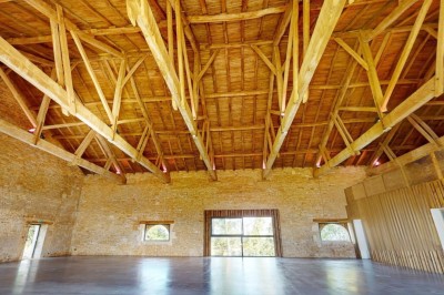 Miniature Location salle Bioussac (Charente) - Le Domaine de la Riche #6 Trancheuse rouge en action avec des tranches de jambon déposées sur une table, vue partielle d'un enfant au premier plan.
