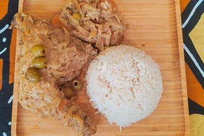Miniature Yassa poulet Assortiment de pâtisseries salées variées disposées sur un plateau en bois, décoré de feuilles de laitue.