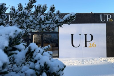 Table élégamment dressée avec verres, bougies et bouquet de fleurs séchées dans une ambiance tamisée.