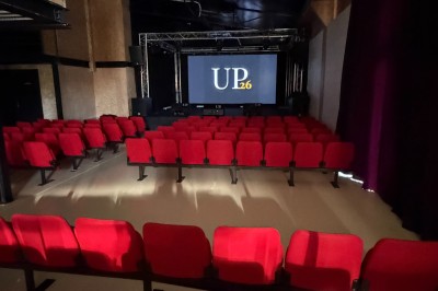 Table élégamment dressée avec verres, bougies et bouquet de fleurs séchées dans une ambiance tamisée.