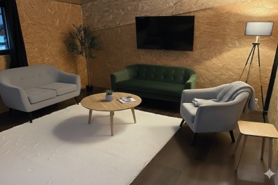 Table élégamment dressée avec verres, bougies et bouquet de fleurs séchées dans une ambiance tamisée.