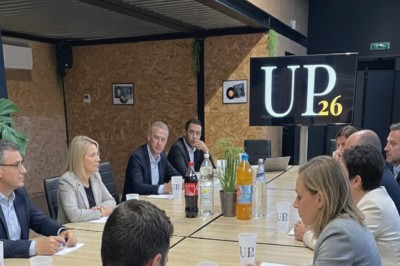 Table élégamment dressée avec verres, bougies et bouquet de fleurs séchées dans une ambiance tamisée.
