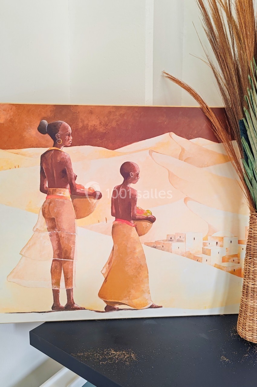 Décoration artistique africaine au cœur du restaurant
