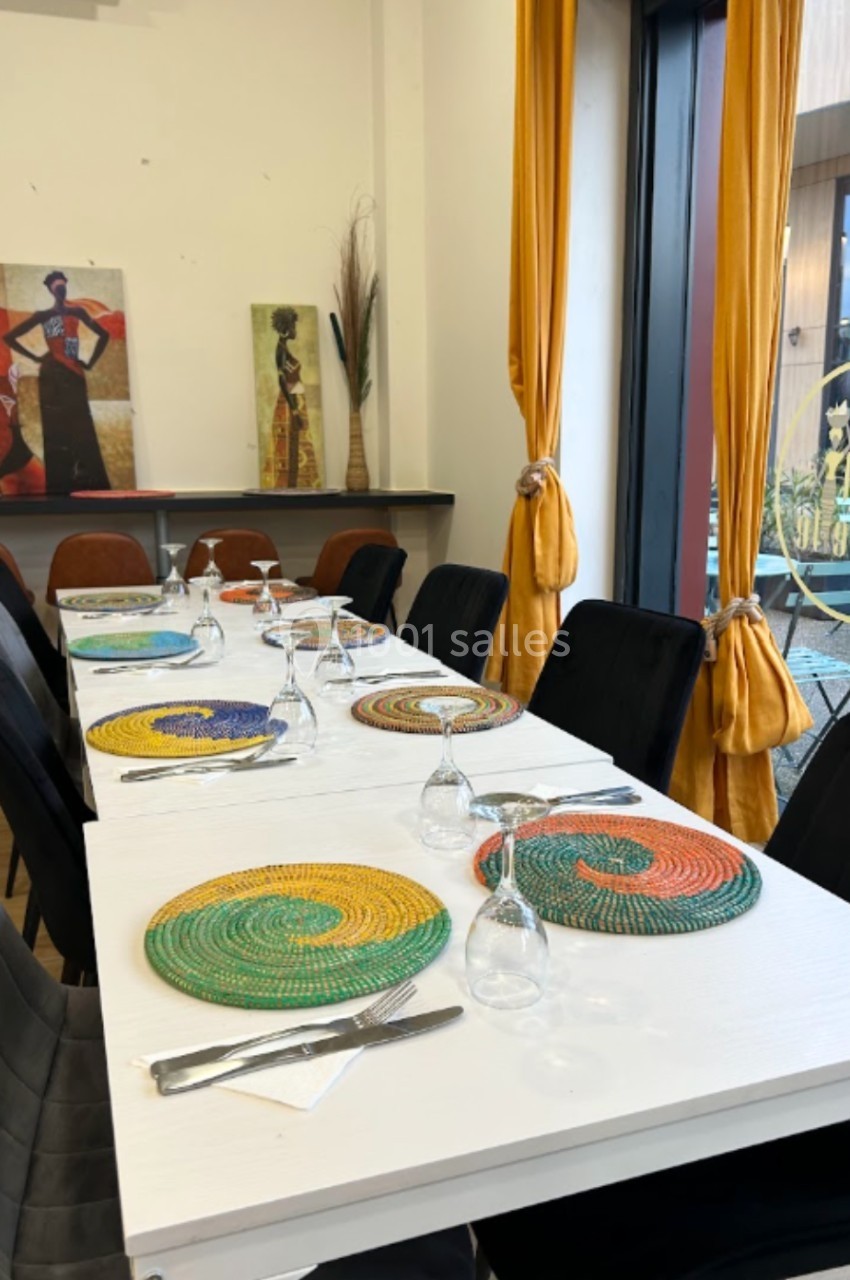 Table élégamment dressée pour repas de groupe et événements