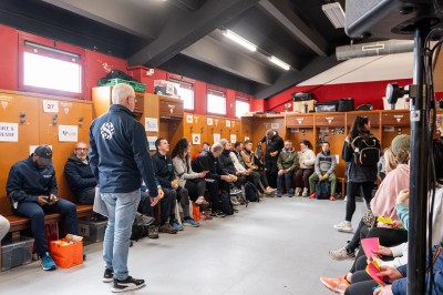 Miniature Team Building Vue d'un match de rugby dans un stade, avec un jacuzzi au premier plan et des spectateurs en tribunes.