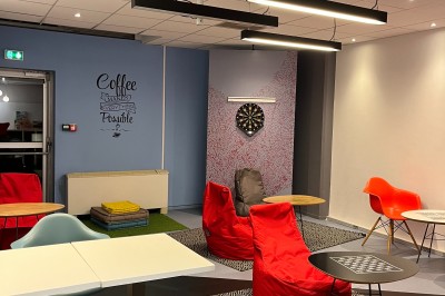 Image présentant des offres spéciales pour la location de salles et une pause d'accueil offerte, avec détails et code promo.